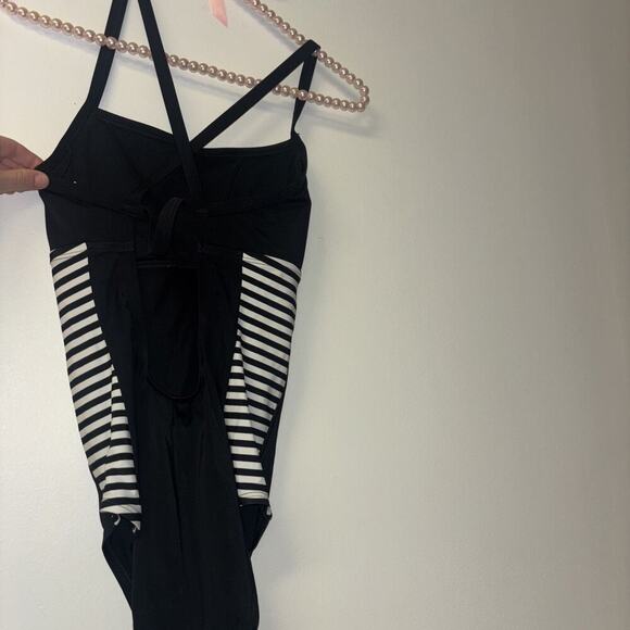 Nike Swimsuit Women's Medium Black Laser Stripe Crossback One Piece - Picture 3 of 7
